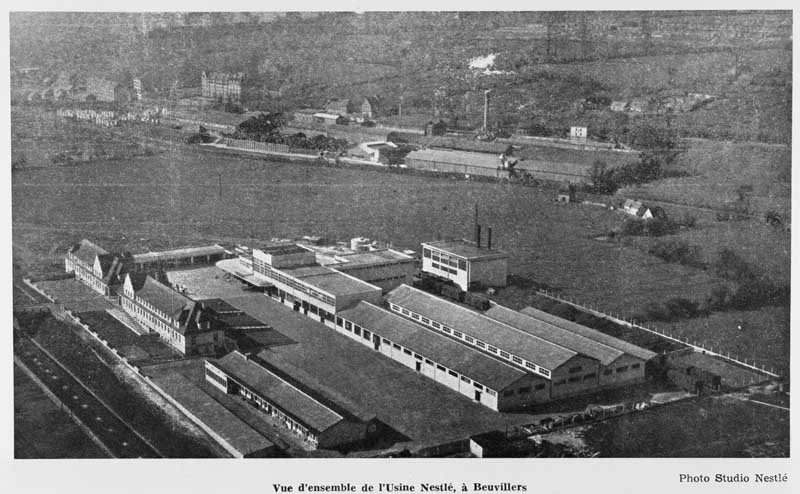 Vue aérienne d'ensemble de l'usine Nestlé à Beuvillers.- Photographie, Studio Nestlé (photographe), vers 1956, tirée de : L'usine Nestlé de Beauvilliers, symbole du redressement français, 1955-1956.