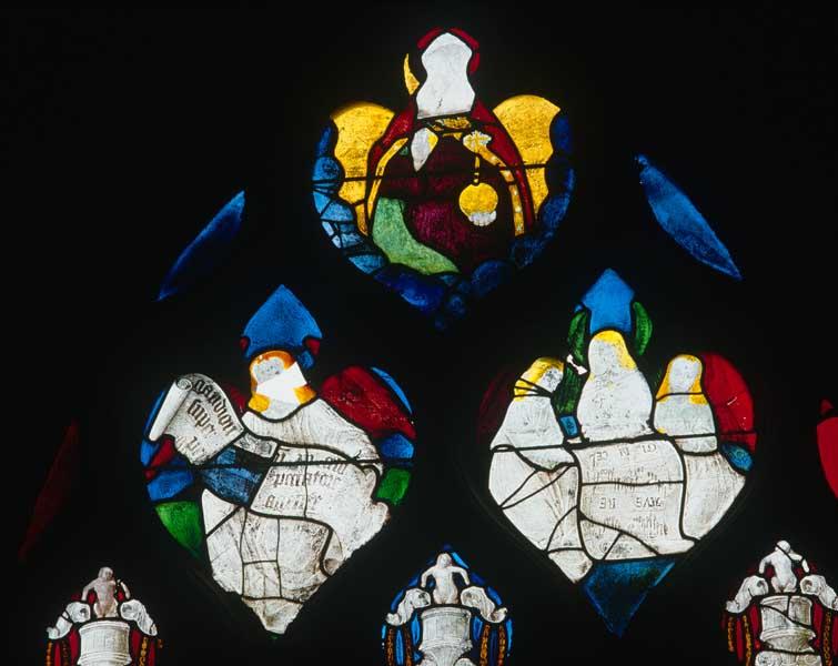 Détail du tympan de la baie 3 : Dieu le Père et anges chanteurs.