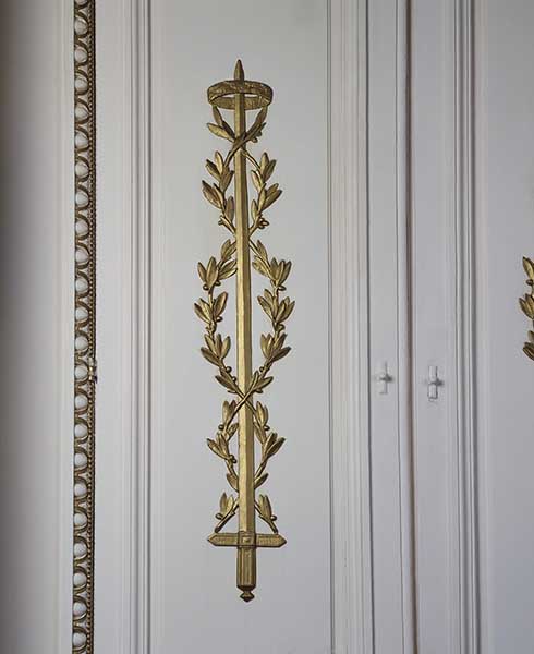 Le salon de compagnie de l'hôtel de la préfecture. Détail de décor (emblême préfectoral).