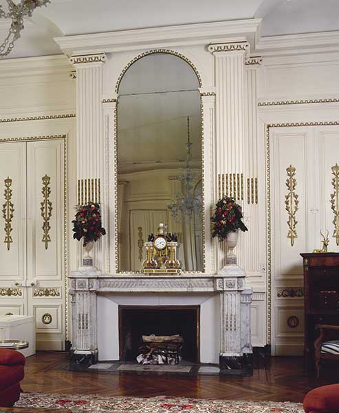Le salon de compagnie de l'hôtel de la préfecture. Détail : cheminée.