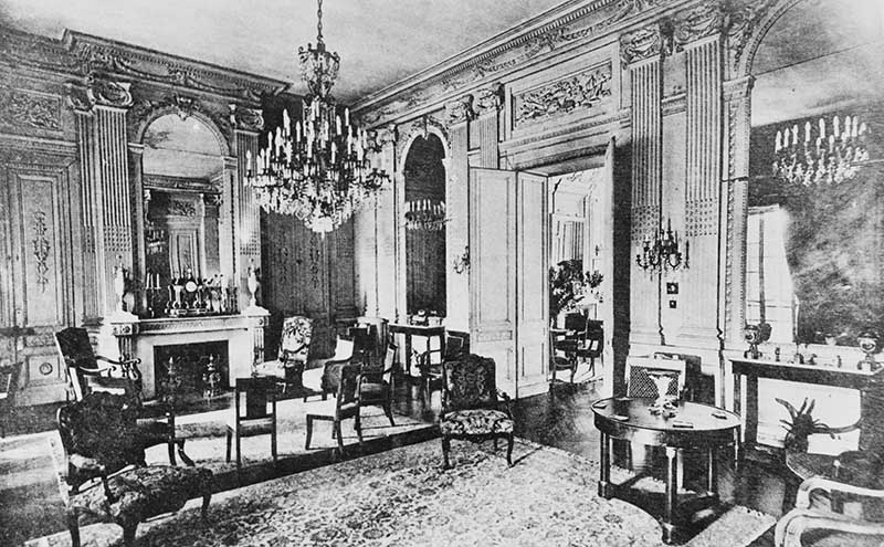 Le salon de compagnie avant l'incendie de 1949.- Photographie ancienne. (Médiathèque de l'Architecture et du Patrimoine).