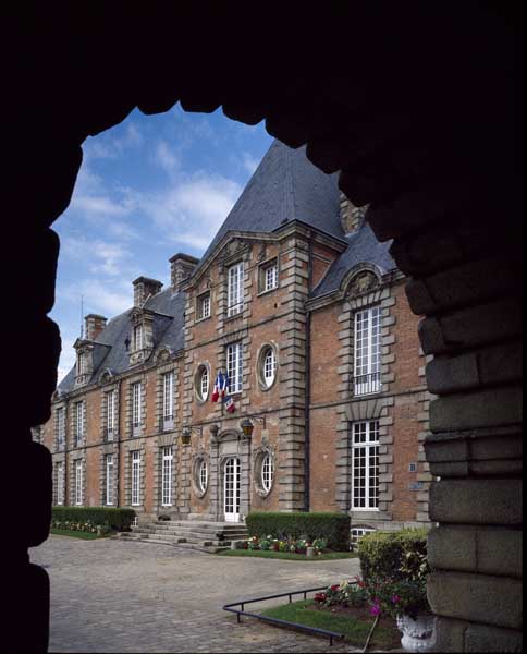 Le corps de logis, vu depuis le passage de l'aile de service.