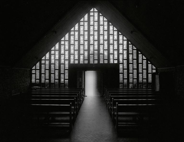 Elévation intérieure du choeur vers la nef, grande verrière réalisée par Yvonne Guéguan.