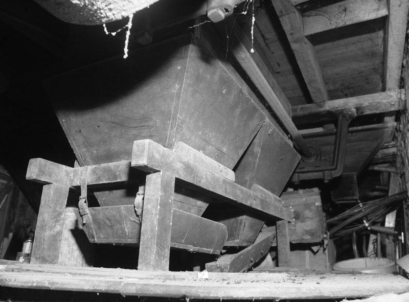 Atelier de fabrication. Vue intérieure. détail : trémie.