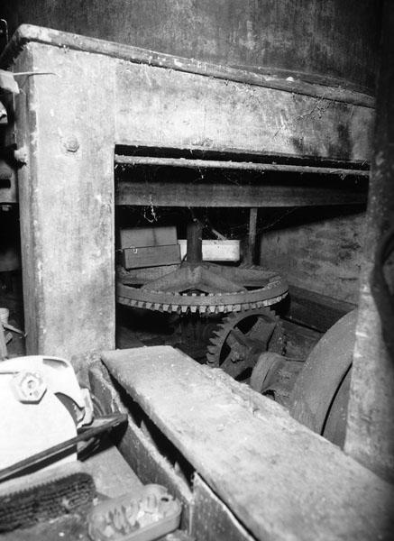 Atelier de fabrication. Vue intérieure. Détail : engrenages de la meule et partie de la vis sans fin (coffrage, au premier plan), servant à conduire la farine vers l'élévateur à godets.