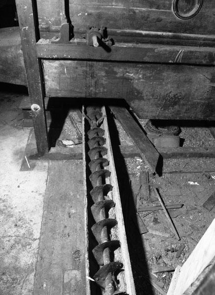Atelier de fabrication. Vue intérieure. Détail : vis sans fin servant à conduire la farine vers l'élévateur à godets.