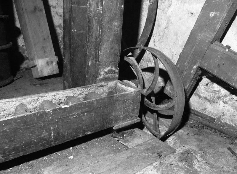 Atelier de fabrication. Vue intérieure. Détail : partie de la vis sans fin arrivant au bas de l'élévateur à godets.