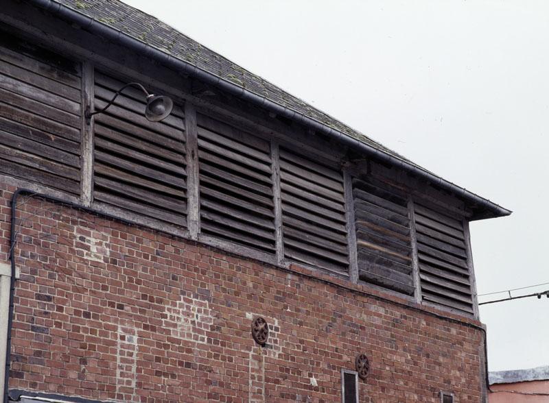 Elévation extérieure sud. Détail : traces d'une ancienne tannerie.