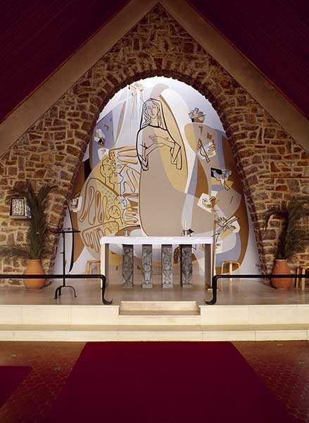 Eglise paroissiale Saint-Pierre. Choeur, autel, fresque réalisés par Yvonne Guéguan. ; Choeur, autel, fresque réalisée par Yvonne Guéguan. ; Choeur, autel, fresque d'Yvonne Guéguan.