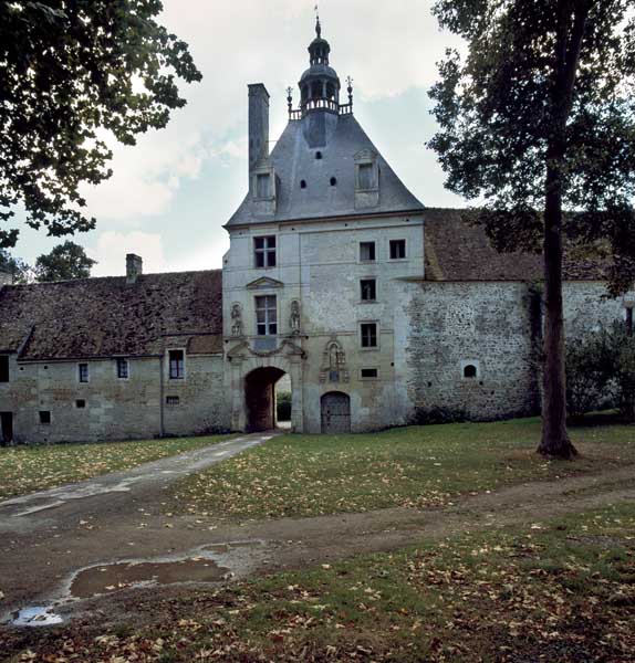 Porte d'entrée du château d'Outrelaise à Gouvix. ; Porte d'entrée du château.