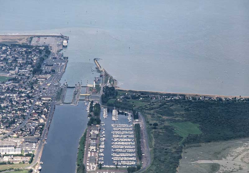'Vue aérienne de l''embouchure du canal : phare, écluses et port de plaisance.'