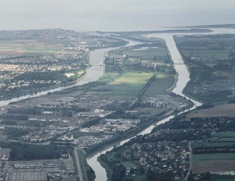 'Vue aérienne de l''Orne et du canal vers l''embouchure.'