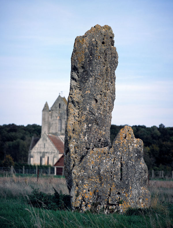 Présentation de la commune de Condé-sur-Ifs ; menhir dit la Pierre Cornue ; les menhirs du canton de Bretteville-sur-Laize