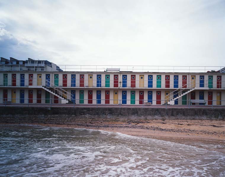 'Vue d''ensemble des cabines de bains aménagées sous la terrasse.'