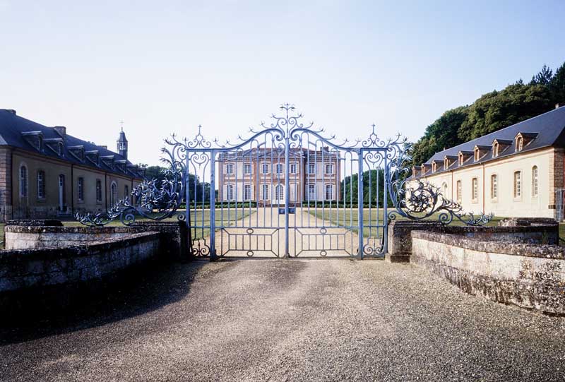 Vue d'ensemble depuis le nord : entrée du château, portail.