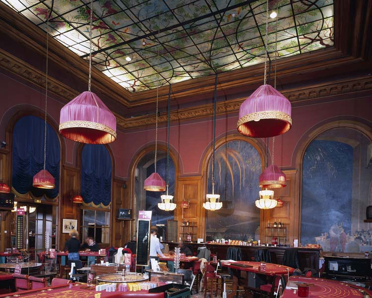 'L''ancien café-bar, actuellement salle des jeux de table. Vue d''ensemble du triptyque : La fête. Huile sur toiles marouflées, signé André Lagrange.'