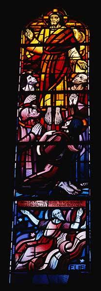Ensemble de 5 verrières figurées : Les saintes femmes au tombeau, Jonas dans la gueule de la baleine, Souper à Emmaüs, offrande de Melchisedech, Crucifixion, Abel, Ascension, Ascension d'Elie, Adoration des Mages et des bergers, Création d'Adam