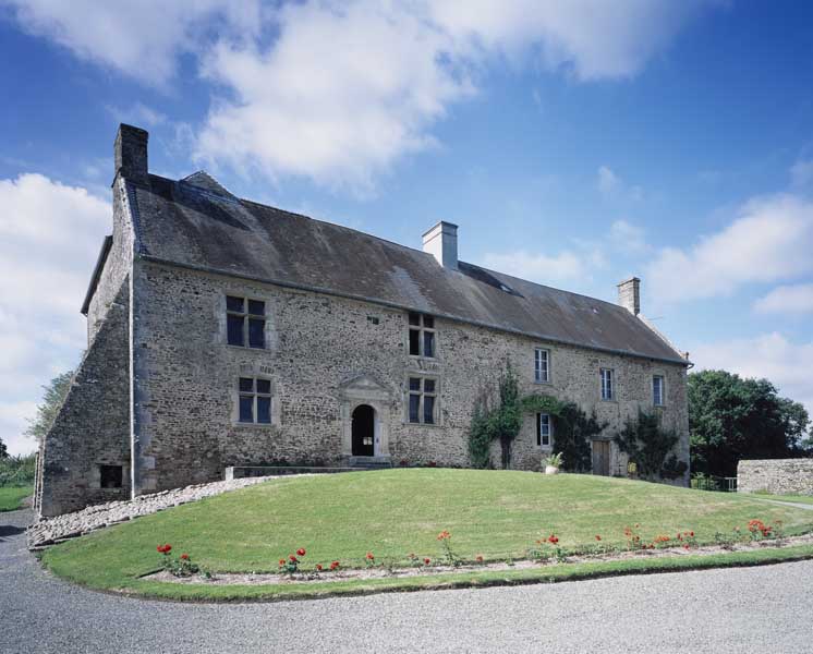 Logis, façade antérieure, vue prise du sud.