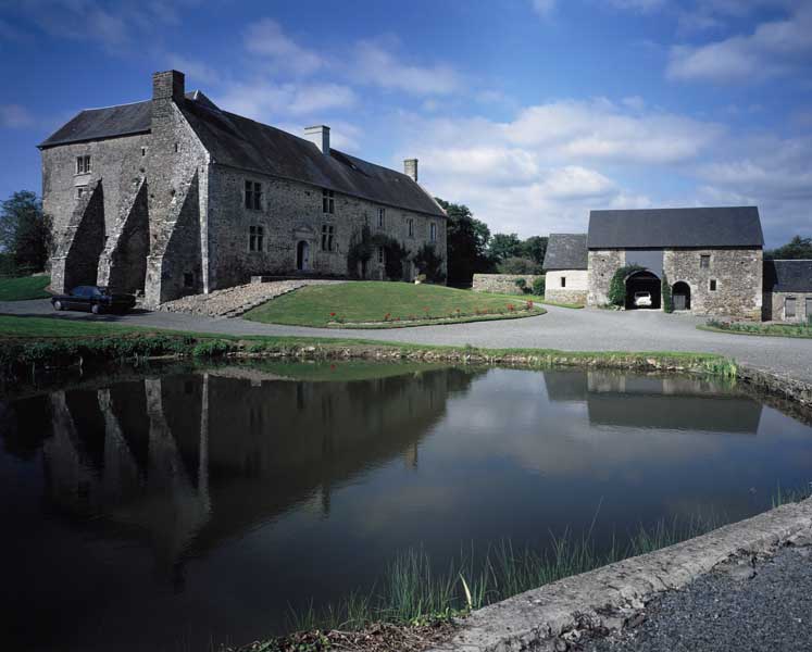 lE Village de l'Eglise. Manoir. Logis et charretterie, vue d'ensemble prise du sud-ouest. ; Logis et charretterie, vue d'ensemble prise du sud-ouest.