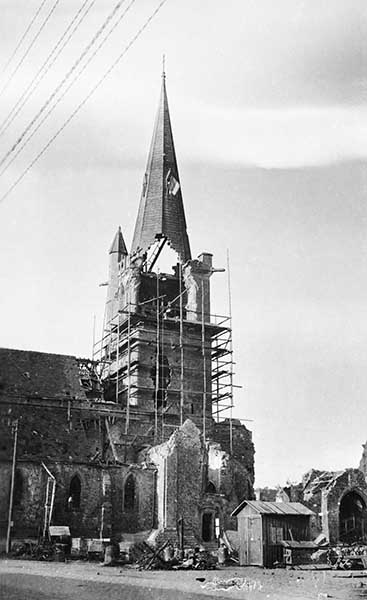 Intervention sur l'église après les destructions de 1944.- Photographie ancienne, phot. Marcel Lelégard, [date non déterminable]. (Conservation des Antiquités et Objets d'Art de la Manche, Saint-André-de-Bohon. Fonds Lelégard).