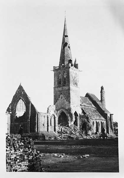 L'église après les destructions de 1944. Vue d'ensemble prise du sud-ouest.- Photographie ancienne, phot. Marcel Lelégard, [date non déterminable]. (Conservation des Antiquités et Objets d'Art de la Manche, Saint-André-de-Bohon. Fonds Lelégard).
