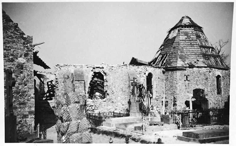 La nef et la sacristie de l'église de Raids ruinée.- Photographie, phot. Marcel Lelégard, s.d., après 1944. (Conservation des Antiquités et Objets d'Art de la Manche, Saint-André-de-Bohon. Fonds Lelégard).