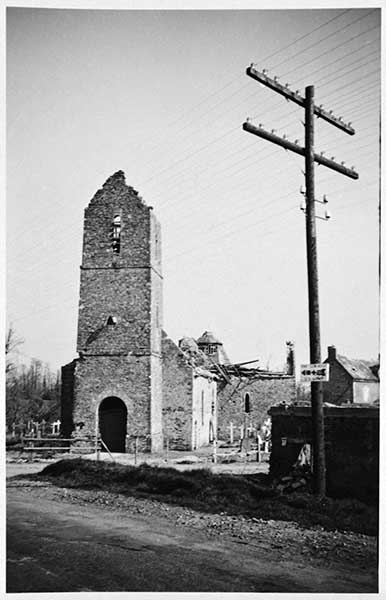 L'église de Raids ruinée, vue depuis le sud-ouest.- Photographie, phot. Marcel Lelégard, s.d., après 1944. (Conservation des Antiquités et Objets d'Art de la Manche, Saint-André-de-Bohon. Fonds Lelégard).