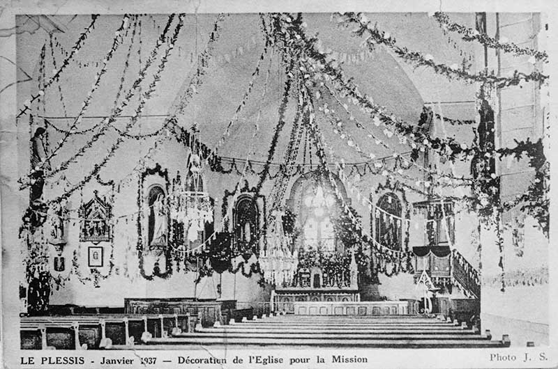 LE PLESSIS - Janvier 1937 - Décoration de l'Eglise pour la Mission.- Carte postale, s.d., début 20e siècle. (Collection particulière).