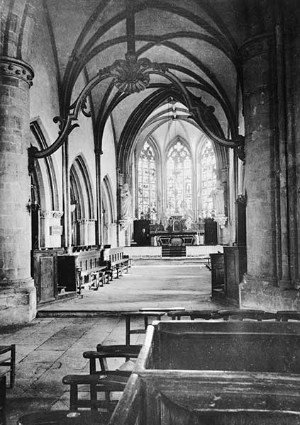 L'église avant destruction de 1944, le choeur vu depuis la nef.- Photographie ancienne, Vannier, 1926-1928. (Conservation des Antiquités et Objets d'Art de la Manche, Saint-André-de-Bohon).
