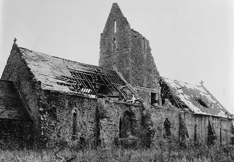 L'église après destruction de 1944, vue prise du nord.- Photographie ancienne, phot. Marcel Lelégard, [1945]. (Conservation des Antiquités et Objets d'Art de la Manche, Saint-André-de-Bohon. Fonds Lelégard).