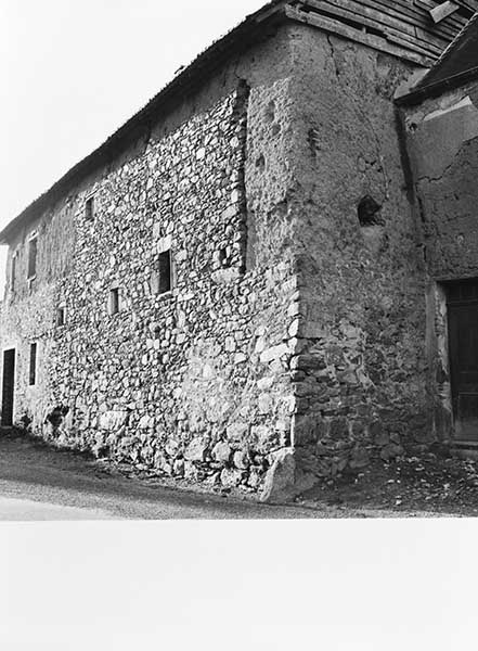 Feugères, pressoir à longue étreinte, extérieur.- Photographie, phot. Marcel Lelégard, novembre 1971. (Conservation des Antiquités et Objets d'Art de la Manche, Saint-André-de-Bohon. Fonds Lelégard).