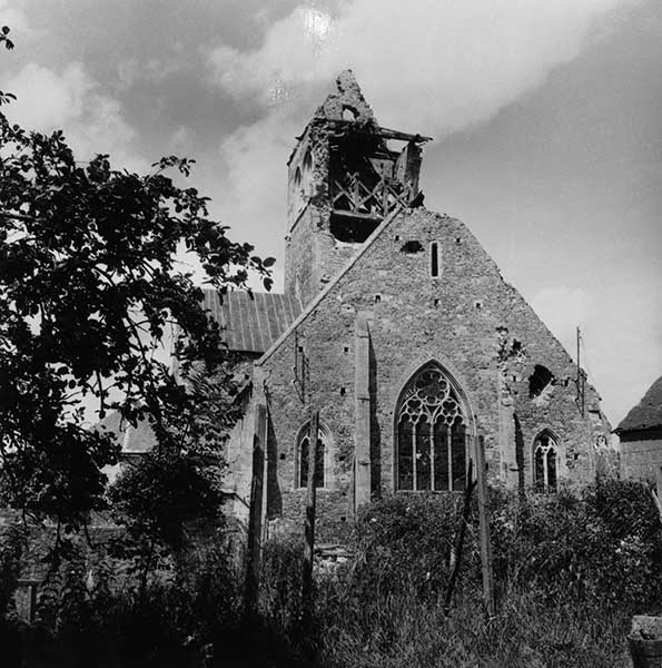 Eglise Saint Manvieu, vue prise de l'est.- Photographie ancienne, phot. Marcel Lelégard, [1945]. (Conservation des Antiquités et Objets d'Art de la Manche, Saint-André-de-Bohon. Fonds Lelégard).