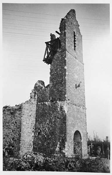 Le clocher de l'église de Raids ruinée.- Photographie, phot. Marcel Lelégard, s.d., après 1944. (Conservation des Antiquités et Objets d'Art de la Manche, Saint-André-de-Bohon. Fonds Lelégard).