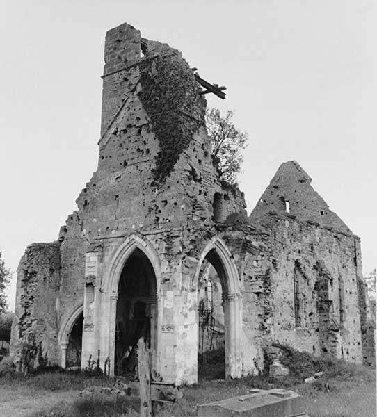 Vue de l'église d'Auxais, depuis l'ouest.- Photographie, phot. R. Lemelletier, 1971, [1945] ?.(Conservation des Antiquités et Objets d'Art de la Manche, Saint-André-de-Bohon. Fonds Lelégard).