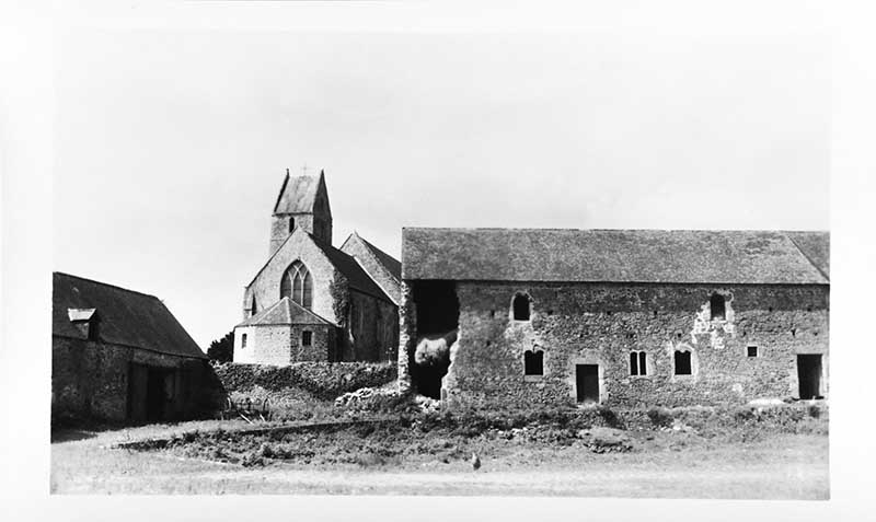 Ecuries, façade antérieure.- Photographie ancienne, phot. Marcel Lelégard, s.d., vers 1950. (Conservation des Antiquités et Objets d'Art de la Manche, Saint-André-de-Bohon. Fonds Lelégard).