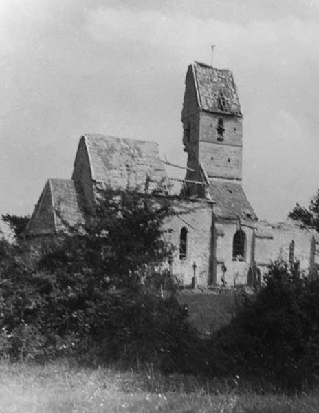 Vue de l'église d'Auxais, depuis le nord.- Photographie ancienne, phot. Marcel Lelégard, 1947. (Conservation des Antiquités et Objets d'Art de la Manche, Saint-André-de-Bohon. Fonds Lelégard).
