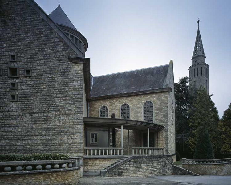 Chapelle du Bon Sauveur : élévation ouest. La clôture de la balustrade est constituée de boulets.