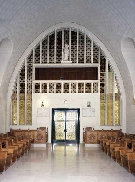 Chapelle du Bon Sauveur : arc d'entrée côté choeur des religieuses, de chaque côté, les stalles dessinées par Rebuffet, au premier étage, la tribune de l'orgue, encadrant la porte d'entrée, deux chemins de croix.