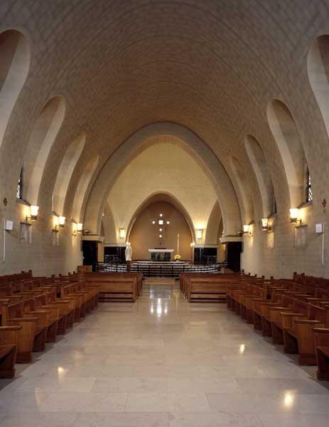 Chapelle du Bon Sauveur, vue intérieure depuis le choeur des religieuses.