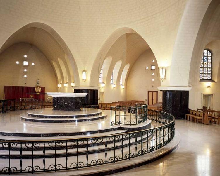 Chapelle du Bon Sauveur : le choeur avec sa succession de nefs convergeant vers l'autel. Chaque pilier est revêtu de marbre noir, à l'instar de l'autel et des contremarches des gradins.