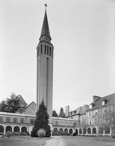 Vue du clocher depuis le sud-est. Entre le clocher et la chapelle du Bon Sauveur, la galerie de circulation permet, outre l'accès à la chapelle, la communication entre deux corps de bâtiments.