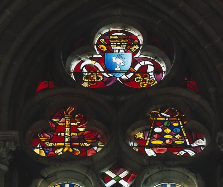Vue d'ensemble de la baie 334 : armoiries du pape Pie XII, le Ménorah et un symbole des douze apôtres.