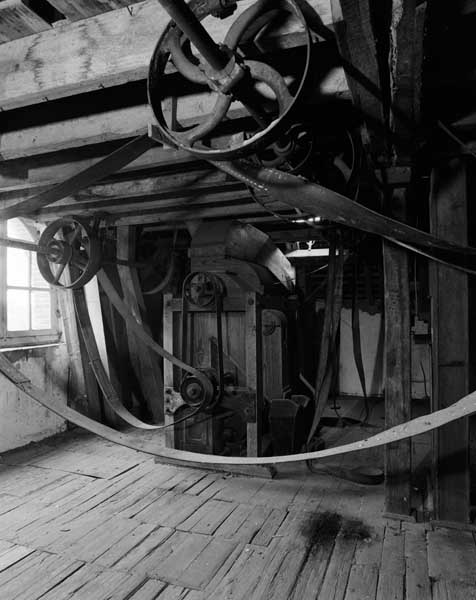 Atelier de fabrication, vue intérieure : axes et courroies de transmission.