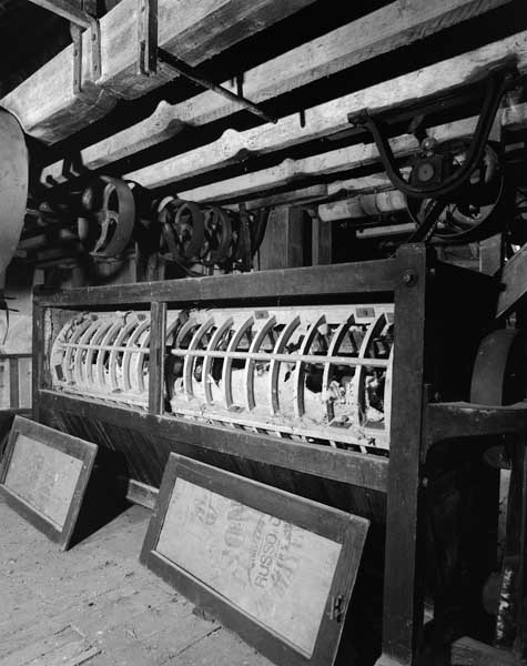 Atelier de fabrication, vue intérieure : bluterie.