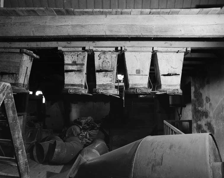 Atelier de fabrication, vue intérieure : conduits d'ensachage.