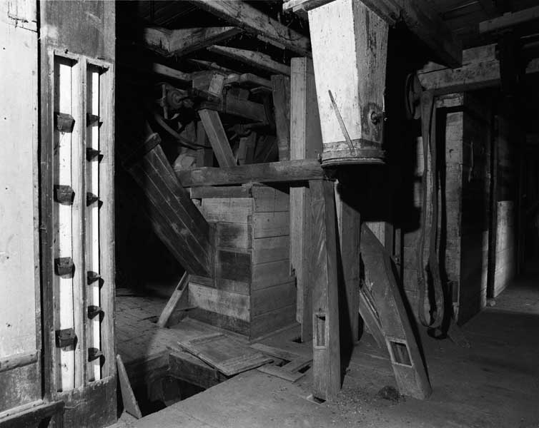 Atelier de fabrication, vue intérieure : godets élévateurs et trémie d'ensachage.