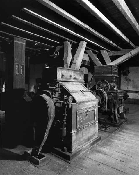 Atelier de fabrication, vue intérieure : broyeurs à cylindres.