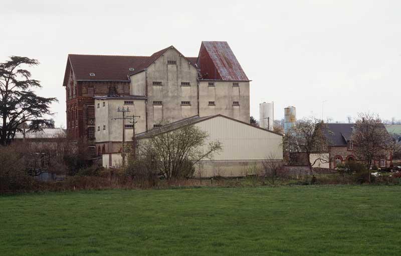 Atelier de fabrication, hangar et logements, vue prise du sud ouest.