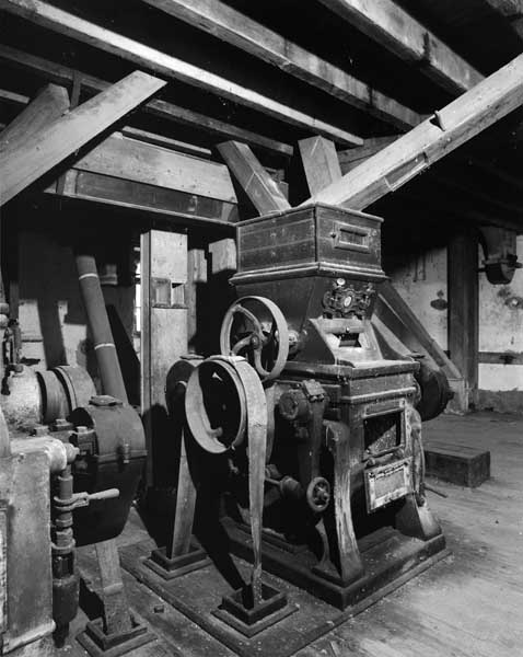 Atelier de fabrication, vue intérieure : broyeur à cylindre.