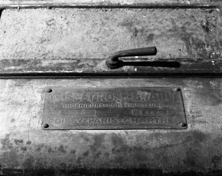 Atelier de fabrication, vue intérieure : appareils à cylindres, détail : plaque du fabricant (Teisset, Rose, Brault, ingénieurs-constructeurs, Poissy, Paris, Chartres).
